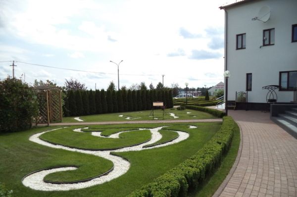 Партерный газон на территории садового центра.